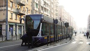 Torino, uomo con machete fermato su un tram della linea 4