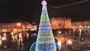 Torino, un albero di Natale alto 23 metri in Piazza Castello