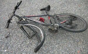 Torino, ciclista investito da un tram