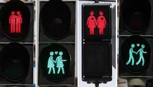 A Torino il semaforo gay friendly, coppie LGBT al posto delle luci