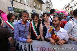 Appendino mantiene la promessa e l’anagrafe di Torino registra il figlio di  due madri, è la prima volta in Italia