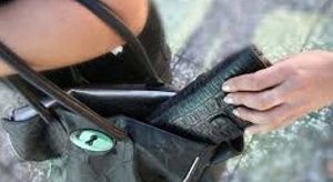 Torino, agenti della Polizia Municipale arrestano un borseggiatore