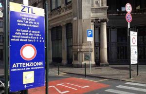 La multano in Ztl perché non espone il contrassegno che l’autorizza (che è stato abolito)