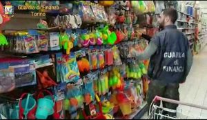 Merce contraffatta, sequestrati centinaia di oggetti in centro città