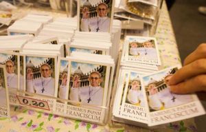 Pretino di Superga contro Halloween: “E’ consumista”. Negozi e bancarelle in Vaticano invece sono santità