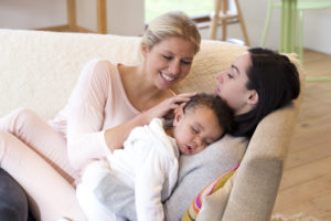 Appendino: “Registreremo all’anagrafe i figli delle coppie gay” (dire “coppie dello stesso sesso” la disturbava?)