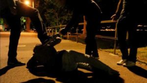 Pestaggio omofobo a Torino. Cinque contro uno, perché in gruppo è meglio