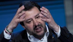 Salvini e mezzo governo alla corte di Vannacci (che poi rinuncia). Uno spettacolo desolante