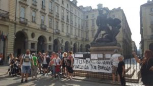 Torino,  i lavoratori della Tundo alla consegna dei documenti che servono loro per avere li stipendi (cui hanno diritto)