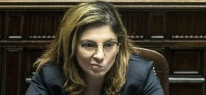 Laura Castelli, sottosegretaria all’Economia, a processo con 18 followers