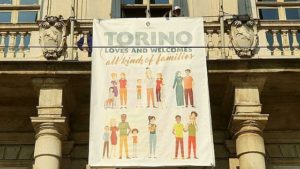 “Torino ama tutte le famiglie”: lo striscione di Appendino risponde al medioevo inquisitore