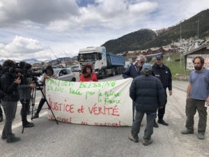 Attivisti pro migranti bloccano seggiovia a Monginevro: aggrediti dagli sciatori