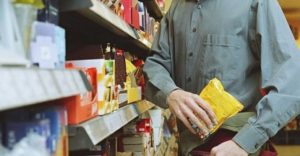 Ruba da un negozio centinaia di caramelle e dolciumi: arrestato