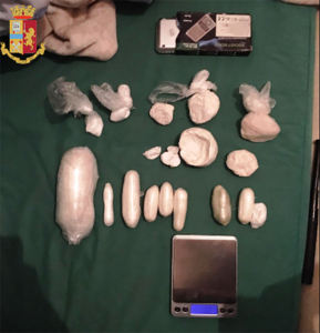 Picchia la compagna e nasconde 650 grammi di droga in casa: arrestato