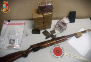 Torino, dieci chili di hashish nella borsa della spesa. Un arresto