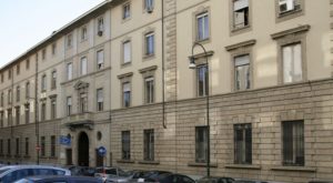 Pregiudicato aggredisce un agente