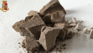 Scoperta serra artigianale di marijuana e scrigno segreto con eroina in pietra