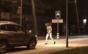 Si stava masturbando per strada: arrestato