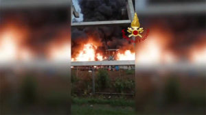 Biella, incendio in un’azienda di smaltimento rifiuti speciali