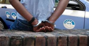 Svuotava le auto in sella alla sua graziella