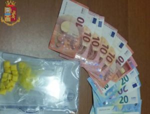 Torino: nasconde dosi di crack all’interno della luce di cortesia della sua auto, 36enne italiano arrestato per spaccio