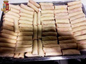 Involtini primavera e altro cibo mal conservato. Sequestrati 400 kg di alimenti