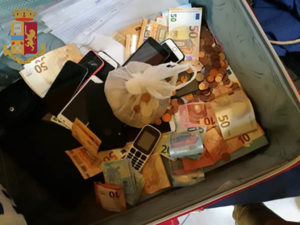 Individuata piccola centrale dello spaccio: tre arresti, sequestri di droga e settemila euro