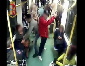 Scippava una signora su un tram: arrestato dopo oltre un mese