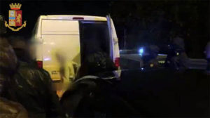 Trentasei stranieri stipati in un furgone, arrestati due passeur
