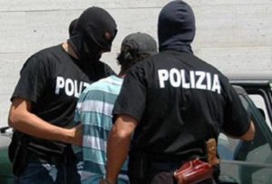 Di notte con una pistola in pugno: arrestato diciannovenne (e la pistola era a salve)