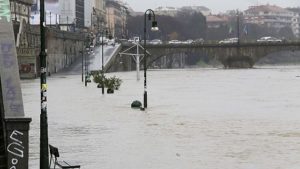 Piemonte, condizioni meteo ancora in fase di evoluzione. A Torino il Po esonda ai Murazzi