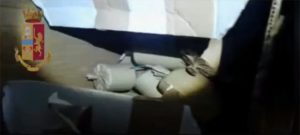 Sequestrate centoquarantasei bombe carta. Due arrestati. Il video