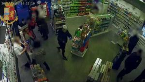 Rapina una farmacia, ma viene perso a bottigliate. Quindi è arrestato