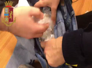 Torino: sfida gli agenti sicuro di farla franca ma poi gli trovano droga in casa