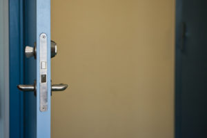 Torino: lascia il figlio in tenera età solo in casa. Denunciata una cittadina straniera