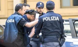 Torino: arrestato per rapina un trentunenne. Il suo complice fugge e travolge una cliente