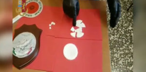 Trovato a Torino un nuovo laboratorio per la preparazione di “ostie” di crack. Il video dell’operazione