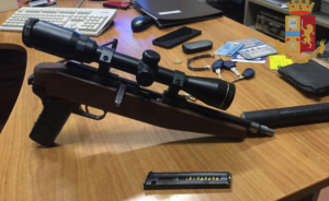 Ivrea, costruiscono un mitra e se lo portano in giro. Due arresti