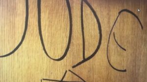 Stella di David e scritta Jude (ebreo) sulla porta di Marcello Segre. La Digos indaga