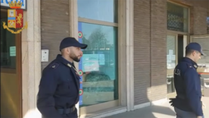 Trova portafogli con 1720 euro e lo consegna alla Polizia