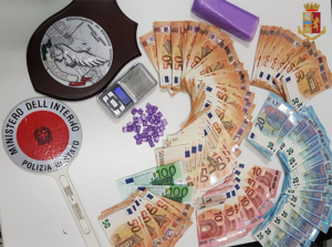 Torino, esce di casa con trentasei dosi di cocaina in bocca