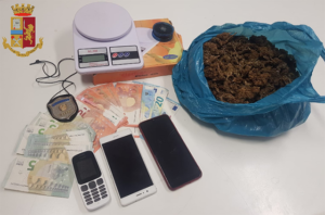 Torino: la marijuana vola giù dal balcone. Tre arrestati