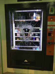 Torino: In giro senza un motivo distrugge un distributore di alimenti. Arrestat