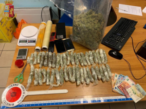 Torino: Corre a casa per “salvare” 1200 grammi di marijuana. Pusher arrestato