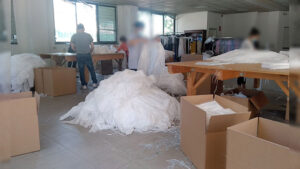 Scoperto laboratorio tessile abusivo realizzato per l’emergenza Covid-19. Il video