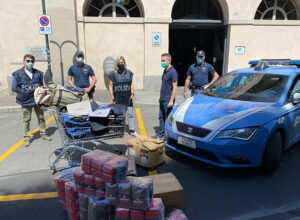 Torino, aggredito per aver negato una sigaretta. Due arrestati