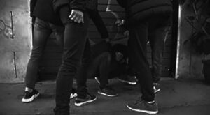 Torino: picchiato con una stampella e rapinato da un gruppetto di sei minorenni già tutti arrestati