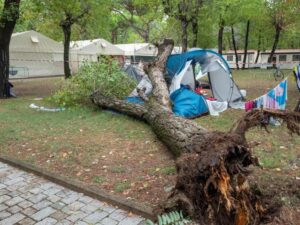Albero su tenda a Marina di Massa: muoiono due bambine torinesi di 3 e 14 anni
