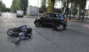 Grave incidente tra un motociclo e un’auto. Il centauro è in prognosi riservata