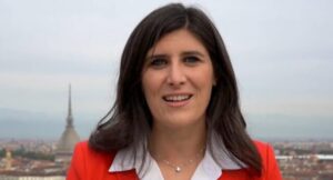 Chiara Appendino si toglie dai piedi, politicamente parlando, magari sarà d’esempio anche a Virginia Raggi